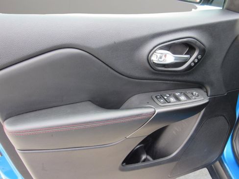 Used 2022 Jeep Cherokee Trailhawk w/ Premium Leather Package image 15