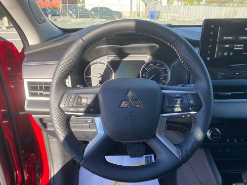 New 2025 Mitsubishi Outlander SE image 15