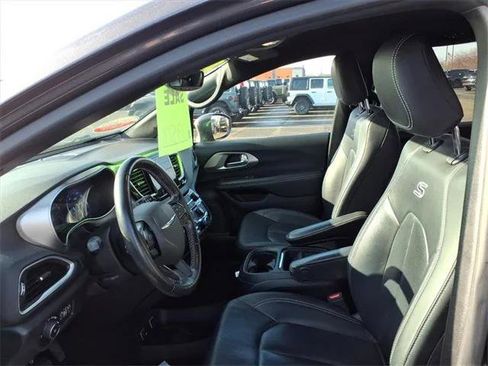 Certified 2020 Chrysler Pacifica Touring-L image 10