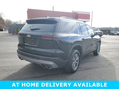 Used 2025 Chevrolet Traverse LT image 4