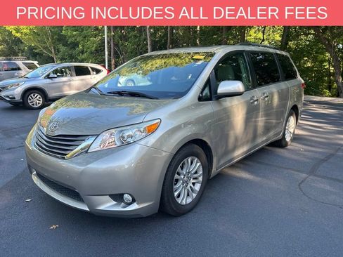 Used 2017 Toyota Sienna XLE w/ XLE Navigation Package FWD image 13