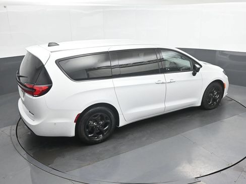 Used 2024 Chrysler Pacifica Limited FWD image 29