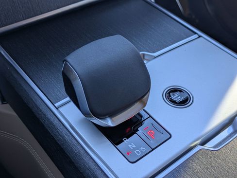 Certified 2025 Land Rover Range Rover SE image 16