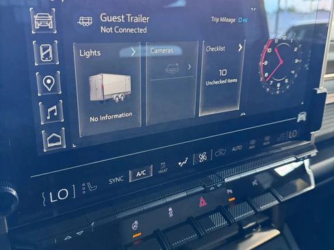 Used 2024 GMC Hummer EV 2X w/ LPO, Illumination Package image 38