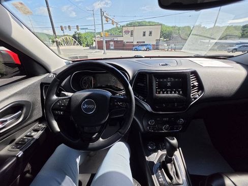 Used 2021 Jeep Cherokee Latitude Plus AWD/4WD image 18