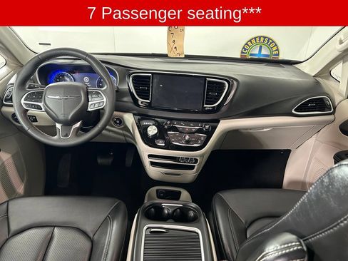 Used 2024 Chrysler Pacifica Touring-L FWD image 6