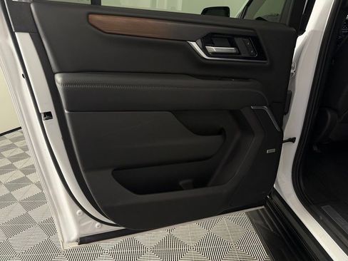 Used 2025 GMC Yukon XL Denali AWD/4WD image 30
