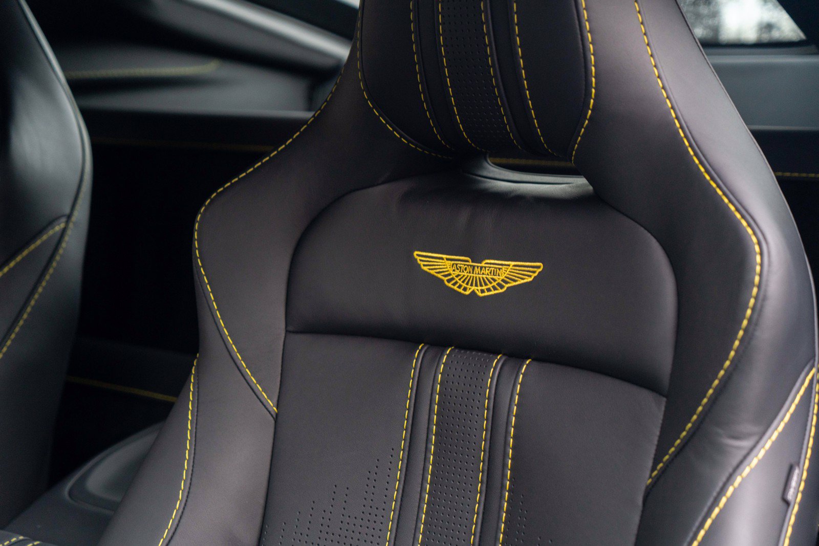 Used 2023 Aston Martin V8 Vantage Coupe RWD image 4