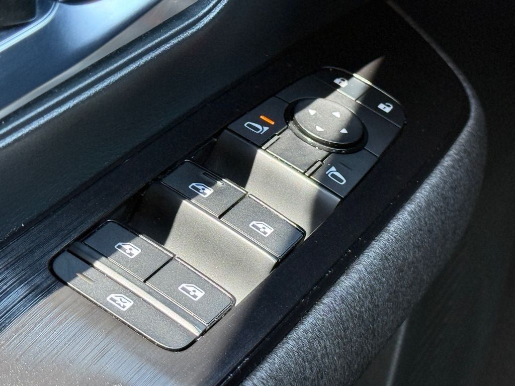 Used 2025 Nissan Kicks SV AWD/4WD image 17