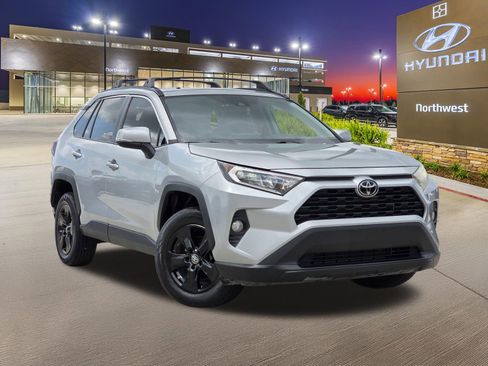 Used 2019 Toyota RAV4 XLE FWD image 3