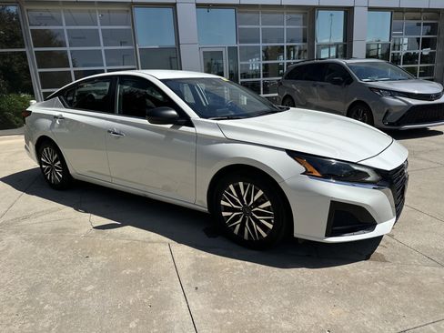 Used 2025 Nissan Altima 2.5 SV FWD image 2
