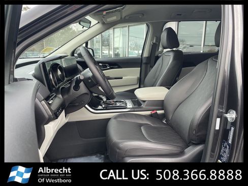 Used 2024 Kia Carnival EX image 10