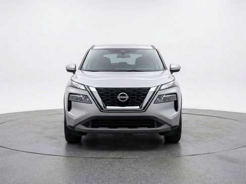 Used 2025 Nissan Rogue SV image 2