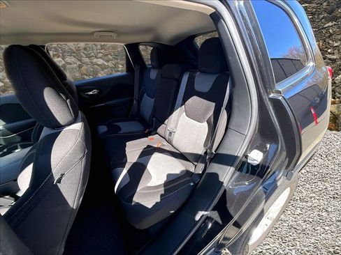 Used 2014 Jeep Cherokee Latitude w/ Cold Weather Group AWD/4WD image 24