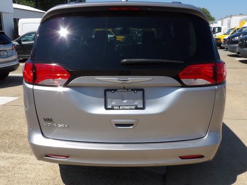 Used 2020 Chrysler Voyager Lxi FWD image 3