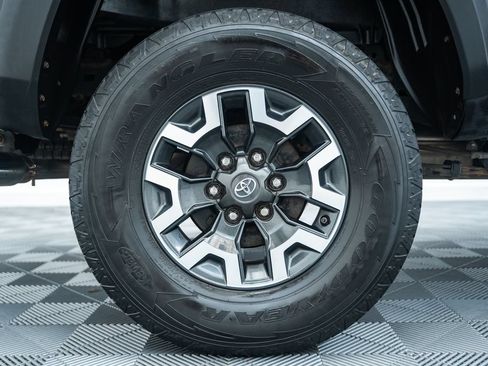 Used 2020 Toyota Tacoma TRD Off-Road w/ Technology Package AWD/4WD image 20