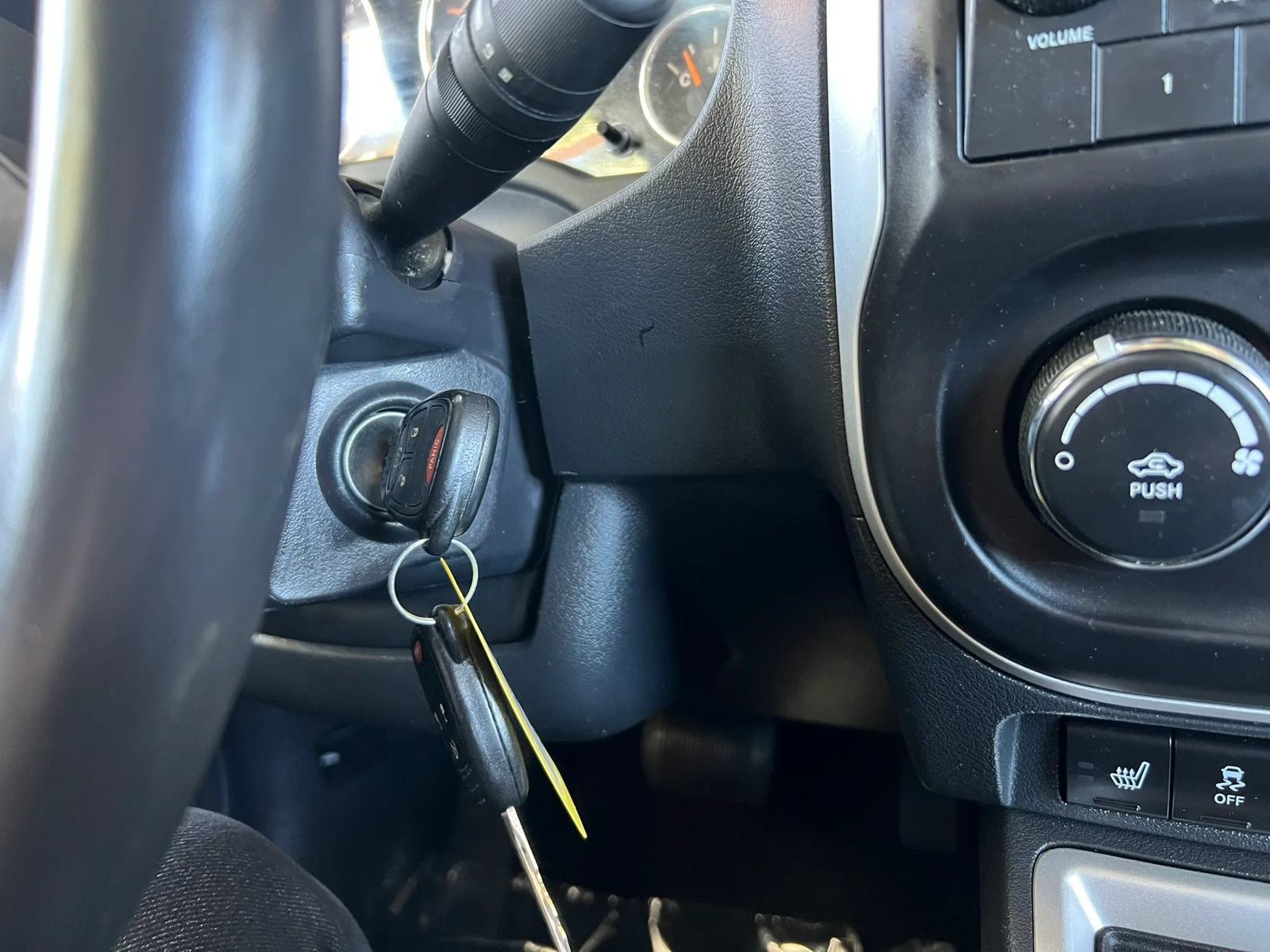 Used 2014 Jeep Compass Latitude AWD/4WD image 16