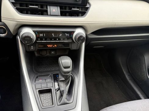 Used 2019 Toyota RAV4 XLE w/ Carpet Mat Package FWD image 22