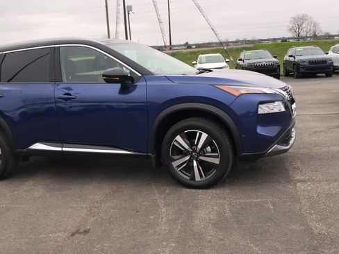 Used 2023 Nissan Rogue SL w/ SL Premium Package image 2