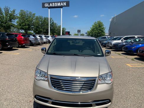 Used 2015 Chrysler Town & Country Touring-L w/ Driver Convenience Group FWD image 2