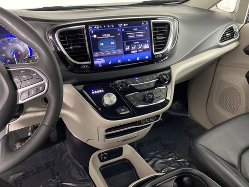 Used 2024 Chrysler Pacifica Touring-L image 27