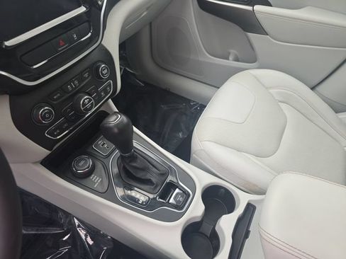 Used 2022 Jeep Cherokee Limited AWD/4WD image 25