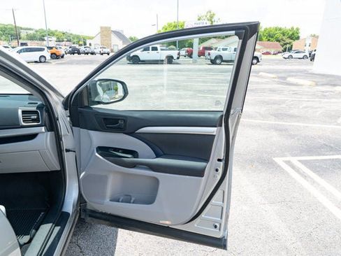 Used 2019 Toyota Highlander LE FWD image 13
