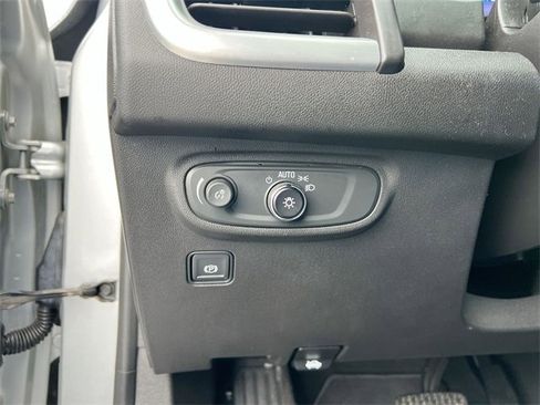 Used 2022 GMC Terrain SLE w/ Driver Convenience Package image 17