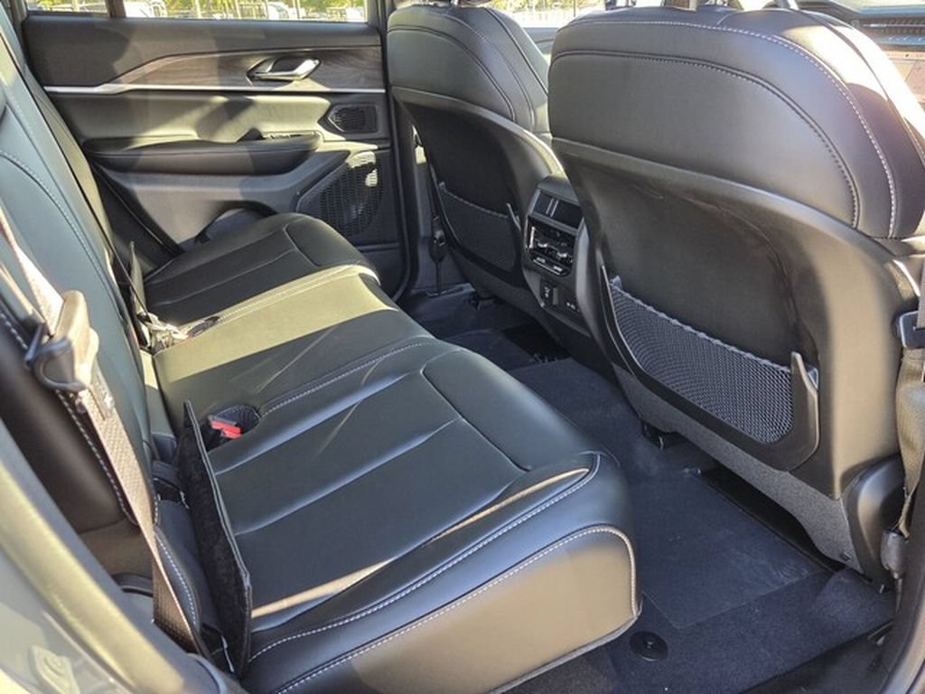 New 2027 Jeep Grand Cherokee Limited RWD image 12