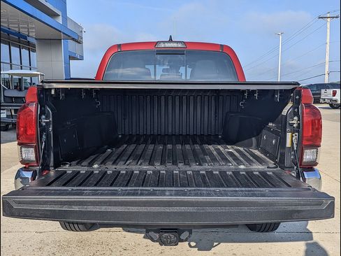 Used 2018 Toyota Tacoma SR5 AWD/4WD image 15
