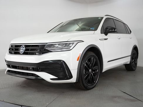 Used 2022 Volkswagen Tiguan SE R-Line FWD image 3