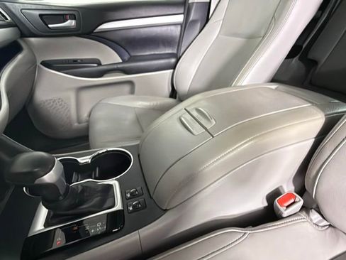 Used 2015 Toyota Highlander XLE image 23