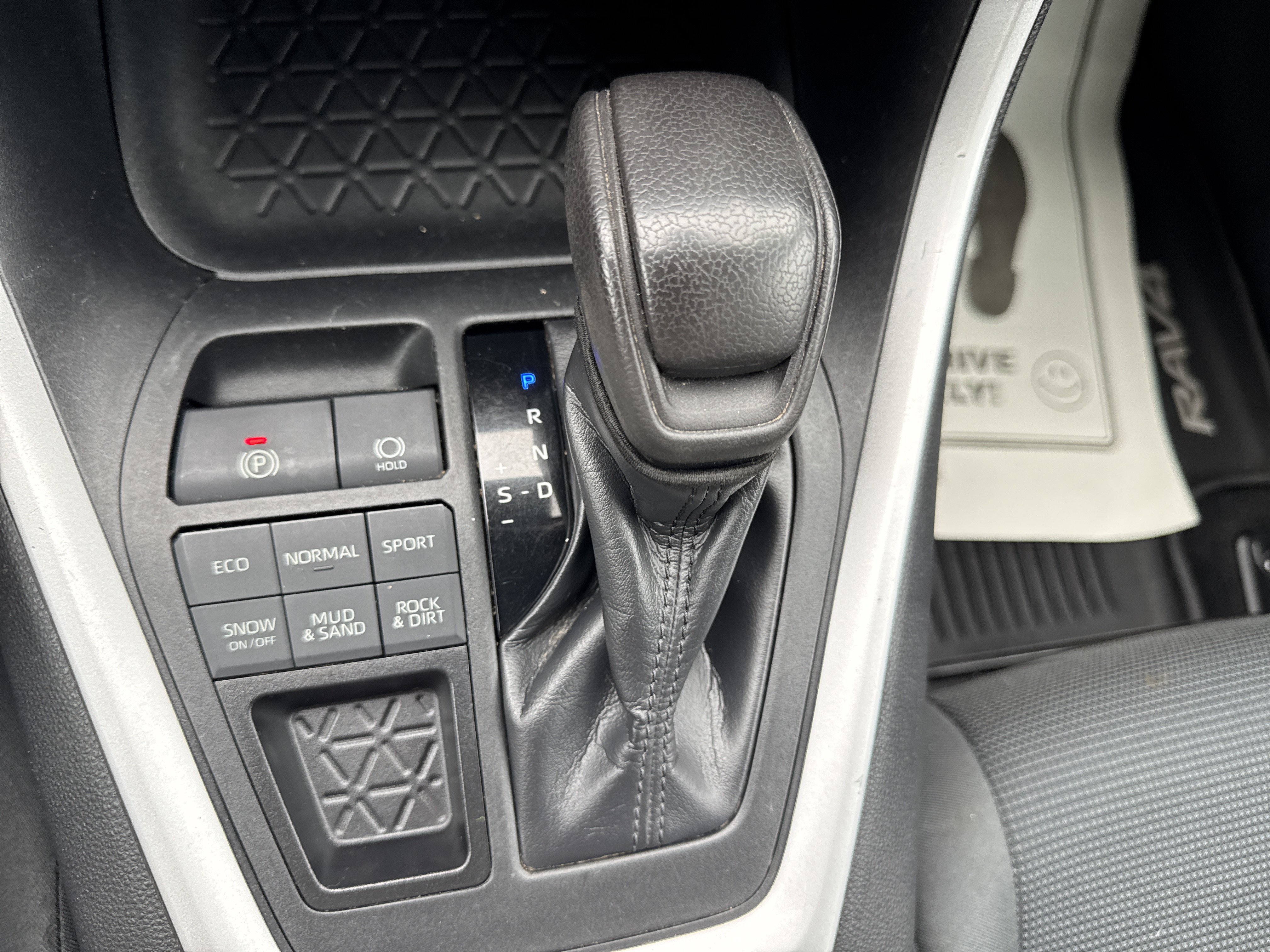 Used 2020 Toyota RAV4 LE w/ All Weather Liner Package AWD/4WD image 23