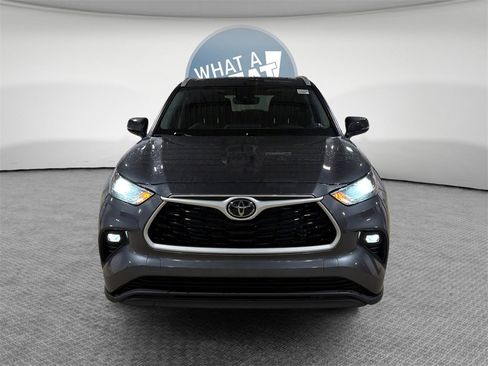 Used 2023 Toyota Highlander XLE image 9