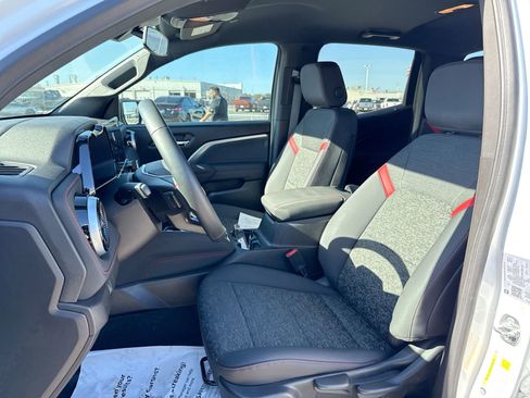 Used 2024 Chevrolet Colorado Z71 image 13