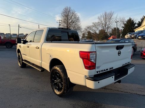 Used 2018 Nissan Titan SV w/ SV Convenience Package image 5