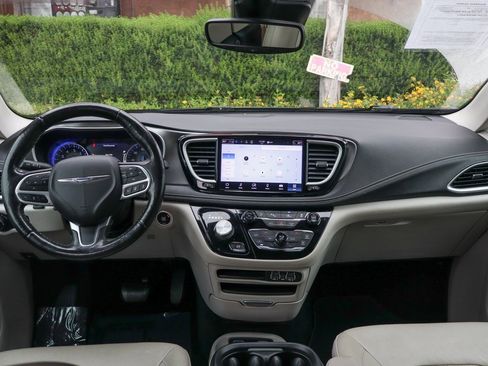 Used 2021 Chrysler Pacifica Touring-L image 26