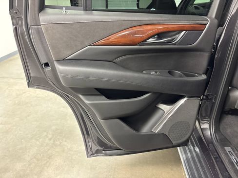 Used 2018 Cadillac Escalade Premium Luxury RWD image 38