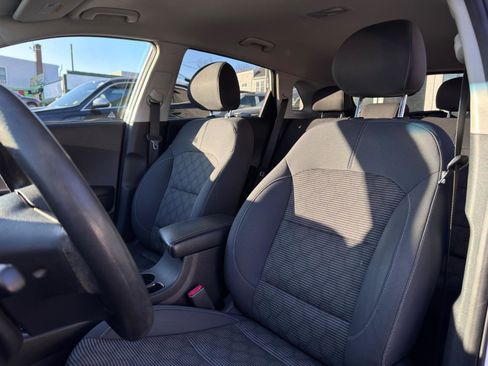 Used 2018 Kia Niro LX image 17