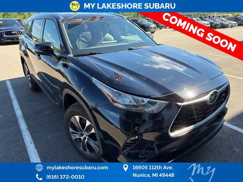 Used 2020 Toyota Highlander XLE AWD/4WD image 1