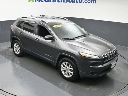 Used 2017 Jeep Cherokee Latitude w/ Safety/Convenience Group AWD/4WD image 3