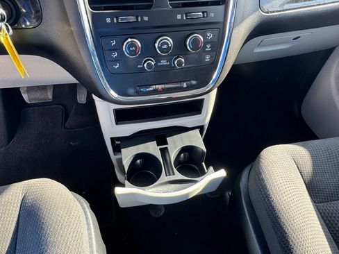 Used 2018 Dodge Grand Caravan SE w/ UConnect Hands-Free Group image 17