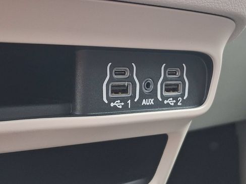 Used 2023 Chrysler Pacifica Touring-L FWD image 26
