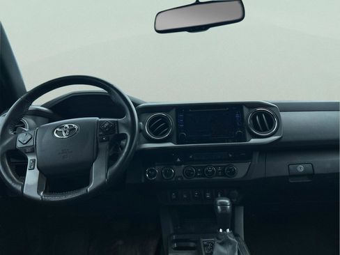 Used 2017 Toyota Tacoma TRD Off-Road w/ Premium & Technology Package AWD/4WD image 13