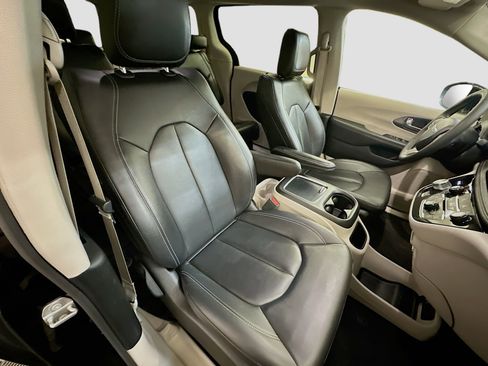 Used 2024 Chrysler Pacifica Touring-L image 33