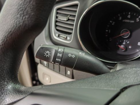 Used 2019 Kia Sedona LX FWD image 24