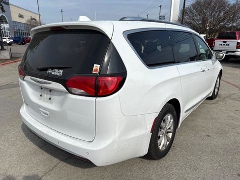 Used 2019 Chrysler Pacifica Touring-L FWD image 5