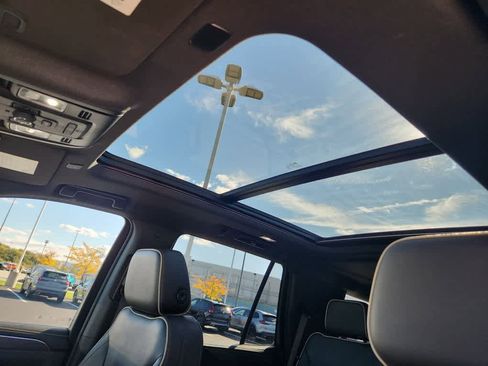 Used 2022 GMC Yukon SLT w/ SLT Luxury Package image 25