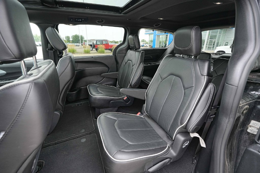 Used 2025 Chrysler Pacifica Limited FWD image 20