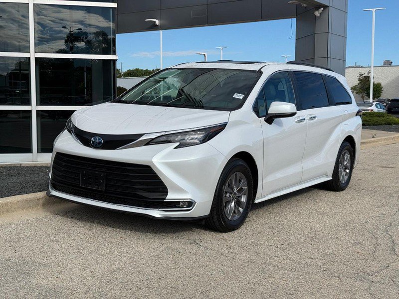 Used 2024 Toyota Sienna XLE FWD image 7